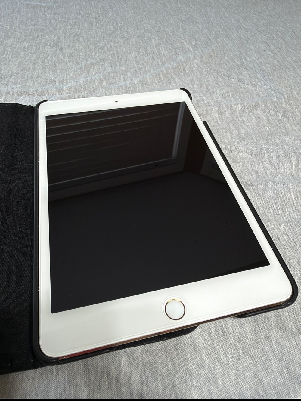 Apple iPad Mini 4 32 GB gold finish (wi-fi)- Compact Tablet